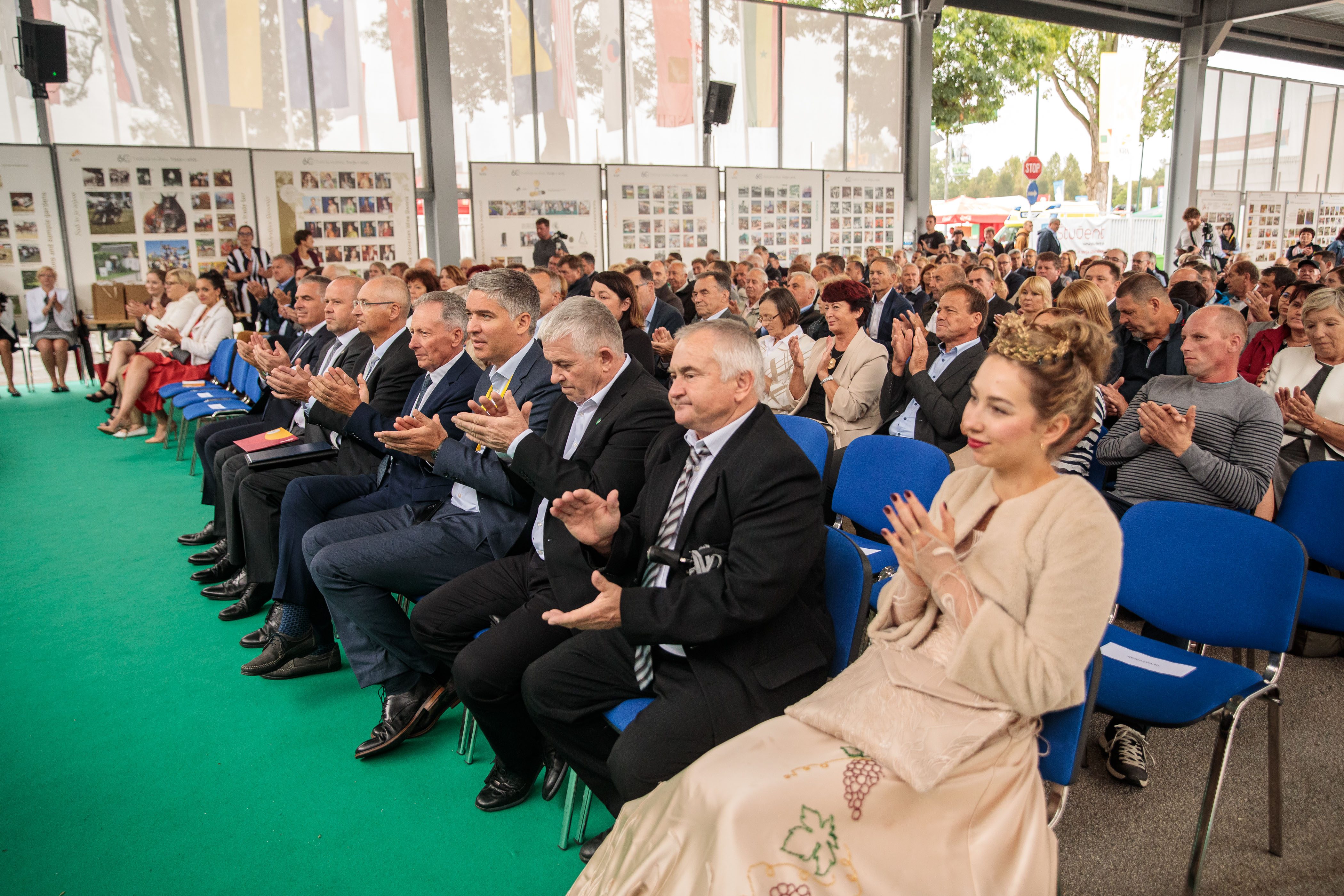 Zadružna podelitev priznanj